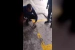 Otomobilin motoruna giren yavru kedi kurtarıldı 