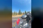 Otomobilin motosikleti sağından tehlikeli geçişi kask kamerasına yansıdı