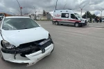 Otomobillerin çarpıştığı an kameraya yansıdı: 1 yaralı