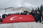 Özel eğitim öğrencileri Akdağ zirvesinde Türk bayrağı açtı 