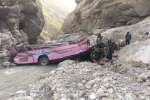 Pakistan’da yolcu otobüsü dev çukura uçtu: 40 ölü 