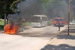 Park halinde yanan otomobil kullanılmaz hale geldi 