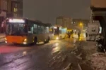 Pendik’te ekipler karları temizledi, lastiği uygun olmayan İETT otobüsü yolda kaldı 