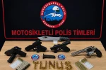Polisin şüphe üzerine durdurduğu araçtan silah çıktı