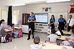 Polislerden öğrencilere kitap hediyesi