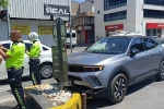 Refüje çarpan otomobilin sürücüsü yaralandı