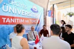 Rektör Prof. Dr. Fatih Altun, tercih danışmanlığı standında öğrenciler ile buluştu 