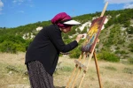 Resim tutkusu engel tanımadı: Saçından fırça, kömürden boya yaptı 