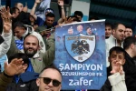 Şampiyon taraftarlara bayrak ve poster jesti 