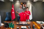 Samsunspor’un genç oyuncusu Kuzey’den Başkan Zencirci’ye forma jesti