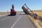 Şanlıurfa’da karpuz yüklü kamyon şarampole devrildi: 2 yaralı 