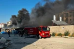 Şantiye alanındaki konteynerlerde yangın