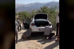 Şarampole giren otomobil halatla kurtarıldı