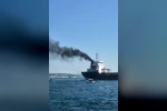 Sarayburnu açıklarında gemi bacasından yükselen dumanlar merak uyandırdı 