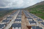 Sarp kayalıklar üzerine inşa edilen köy evleri, depremzedelere yuva oldu 
