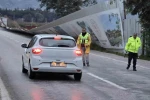 Selçuk’ta fırtına yol kenarında dev panoları yola savurdu