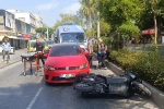 Şerit değiştiren otomobil, motosiklete arkadan çarptı