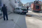 Seyir halindeki araçta yangın paniği 