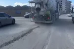 Seyir halindeki mikserin yola beton döktüğü anlar kamerada