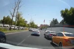 Seyir halindeki motosikletin fren yapan otomobile çarpması kamerada
