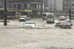 Şiddetli yağış sele neden oldu, göle dönen yollarda araçlar mahsur kaldı 