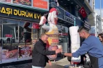 Sivaslı döner ustasından sıra dışı döner 