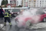 Sivas’ta park halindeki otomobilde çıkan yangın, paniğe neden oldu