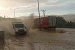 Sivas’ta sağanak yolları göle çevirdi, sürücüler zor anlar yaşadı