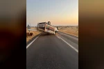 Siverek-Çermik kara yolunda hayvan yüklü kamyonet devrildi 