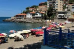 Soğuk olmasına aldırış etmeden denize girdiler