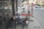 Sohbet masasına düşen davetsiz misafir kısa süreli paniğe neden oldu 