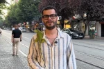 Sokakta iguana gören çocuklar yanına koştu