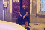 Sokakta sandalye üzerinde sızan şahıs polisi harekete geçirdi