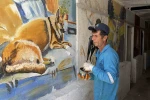 Süpürgesiyle temizlik, fırçasıyla sanat yapıyor