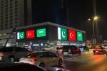 Suudi Arabistan’daki simge yapılar, Türkiye, Pakistan ve Suudi Arabistan bayraklarıyla ışıklandırıldı