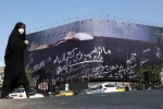 Tahran’ın kalbindeki meydana "tabutta yatan Trump" afişi asıldı 