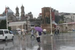 Taksim’de yağışlı hava etkisini sürdürüyor