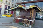 Tarihi büfe otobüs çarpmasıyla hasar gördü 