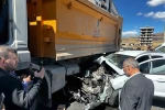 Tatvan’da kamyon ile otomobil çarpıştı: 3 yaralı