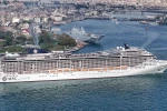 TCG Anadolu turistlerin ilgi odağı oldu 