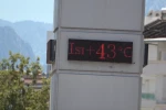 Termometrelerin 43 dereceyi gösterdiği Antalya’da sahiller doldu