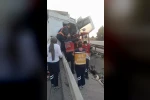Tır önce akaryakıt istasyonu duvarına sonra refüje çarptı: 1 ölü, 1 yaralı