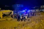 Tır sürücüsü metrelerce fren yapsa da 5 kişinin yaralandığı kazayı önleyemedi, o anlar kameraya yansıdı