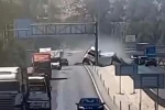 Tır ve dorsenin ayrılıp, yoldaki bariyeri yerinden koparan feci kaza kamerada