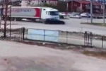 Tırın otomobili önüne katıp sürüklediği kaza kamerada 