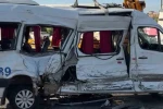 Tırla çarpışan işçi servisi devrildi: 8 yaralı