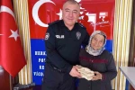 Tomarzalı yaşlı kadın, ördüğü çoraplarla yürekleri ısıttı 
