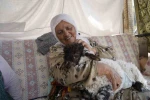 Torunu gibi büyüttüğü kuzu "Boncuk" evin neşe kaynağı oldu