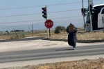 Trafik ışıklarındaki dilenciler, zabıtayla karşılaşınca arkalarına bakmadan kaçtılar 