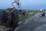 Traktörün ortadan ikiye bölündüğü kazada 3 kişi yaralandı 